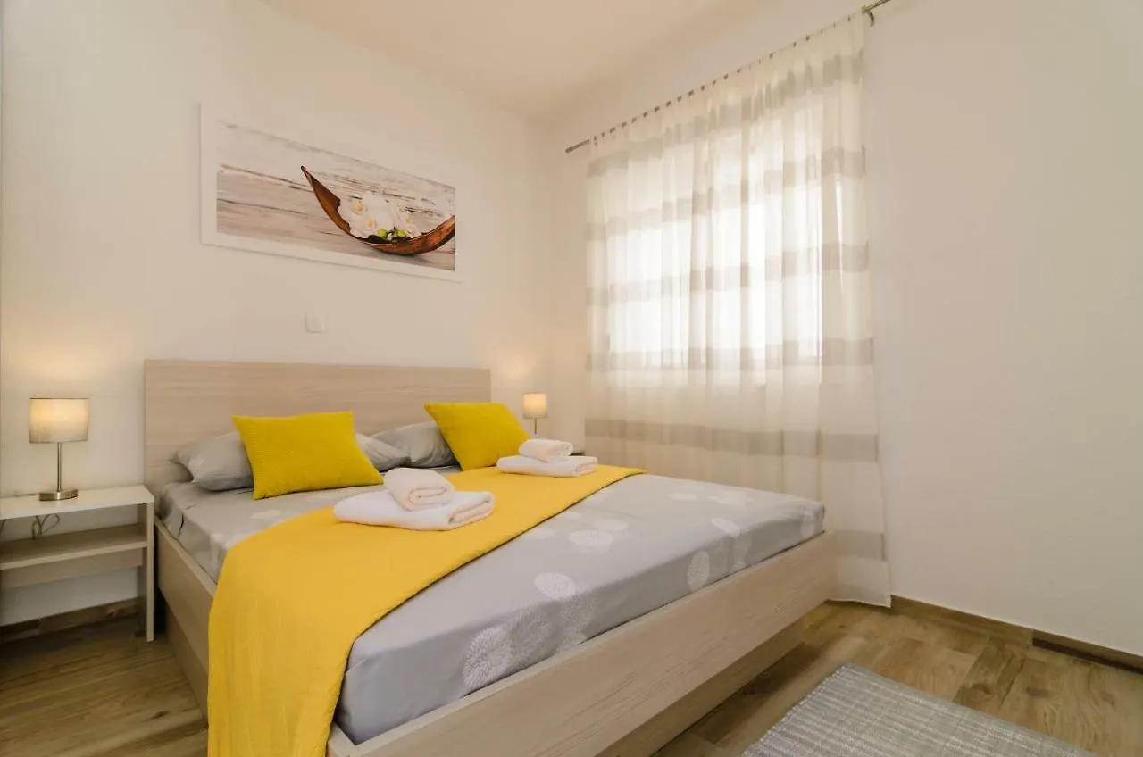 Apartment Petra Задар