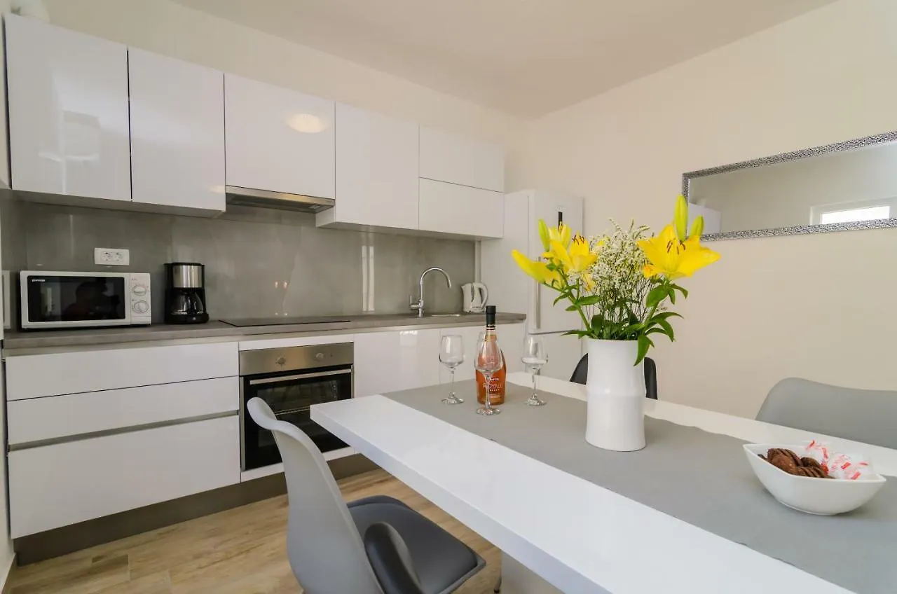 Apartment Petra Задар